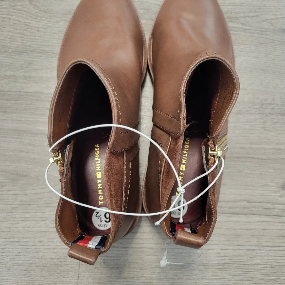 Tommy Hilfiger FAWN Brown Ankle Boots Gold Zip Women 6.5M Preppy Lug Sole Luxury